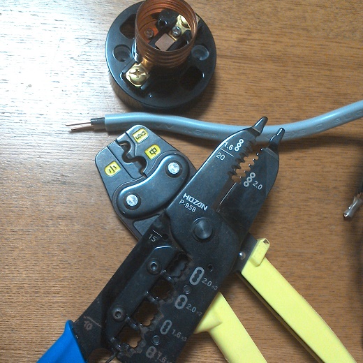 ケーブルストリッパーと圧着ペンチ